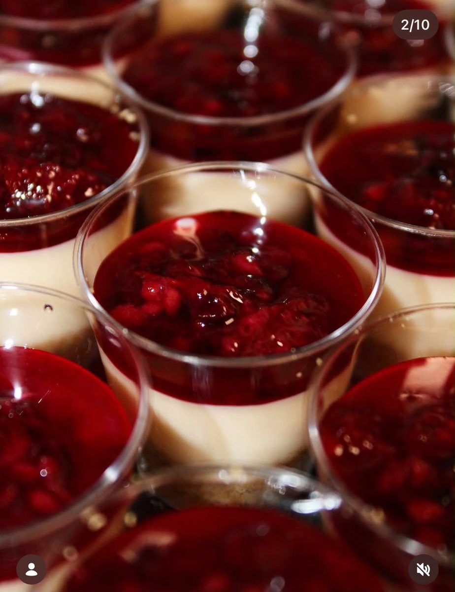 Cheesecake en vasito con frutos rojos