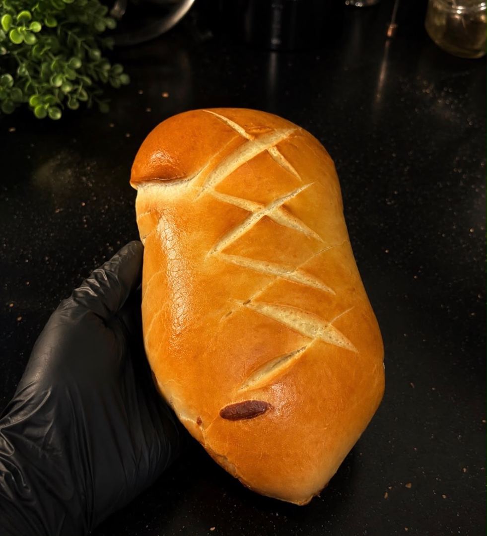 Pan de queso fresco sostenido con la mano