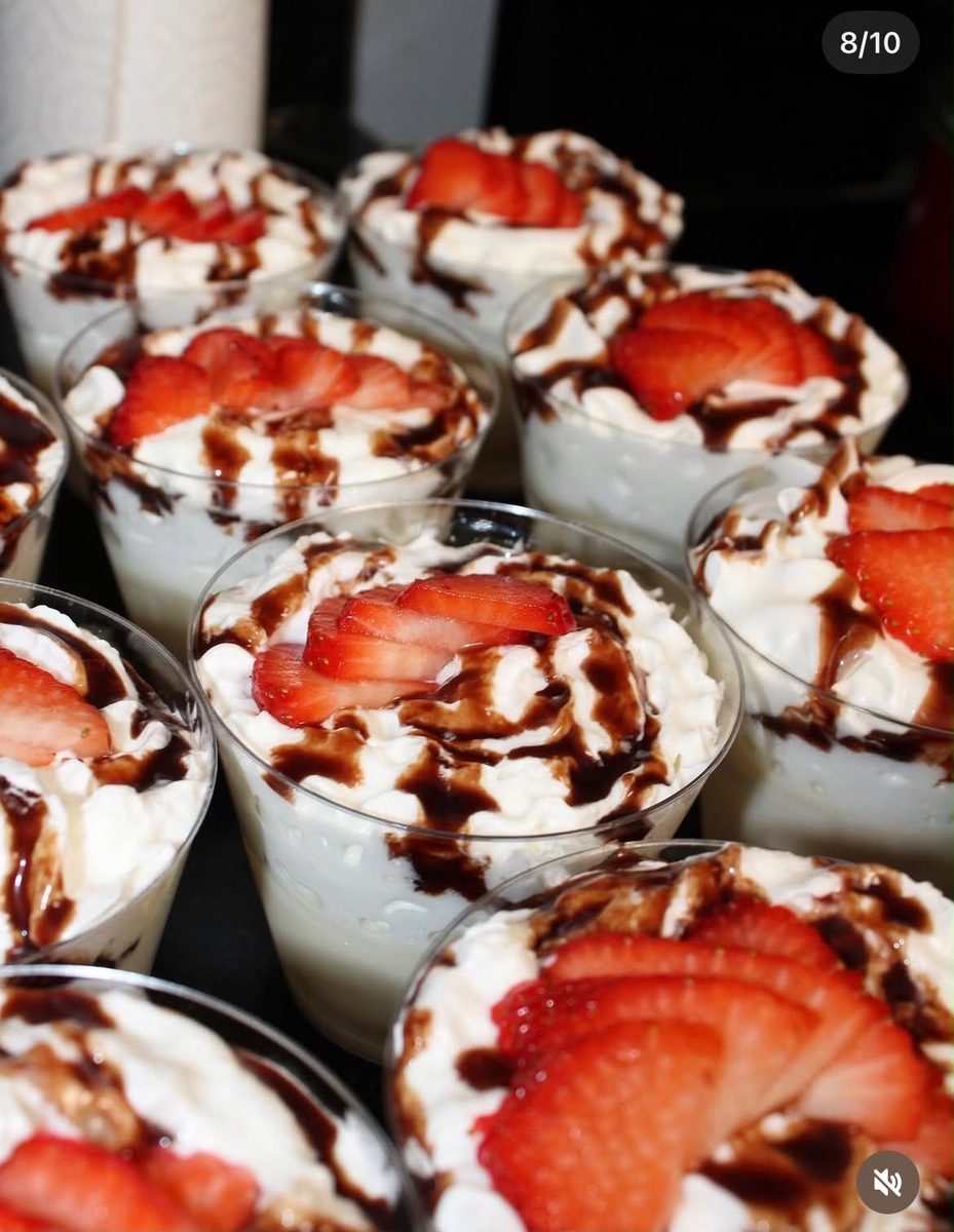 Shots dulces con fresa y chocolate